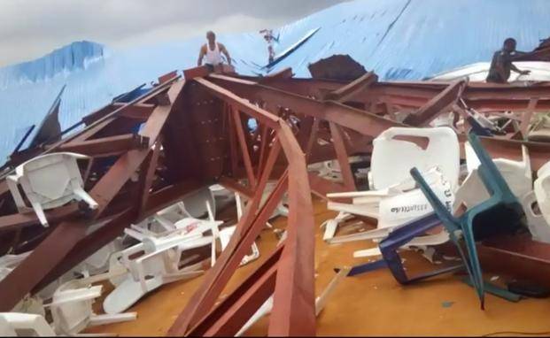 Al menos 60 muertos al derrumbarse el techo de una iglesia