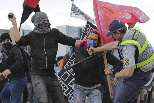 En medio de violentas protestas, Temer logra un triunfo en el Senado