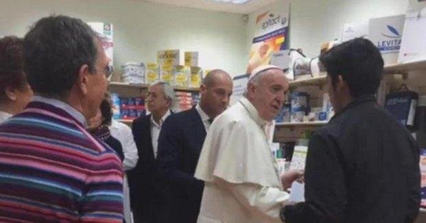 En persona, el Papa fue a un local a buscar unos zapatos