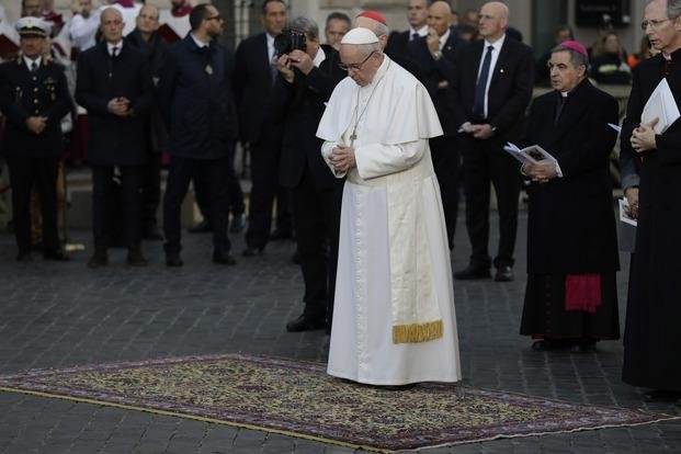 En una ceremonia multitudinaria, el Papa pidió por los que no tienen trabajo