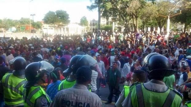 Marcha atrás de Maduro por las protestas
