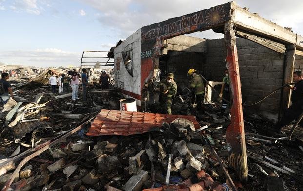 Trepa a 36 los muertos por el estallido en un mercado de pirotecnia