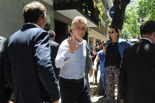 Operaron a Macri de una afección en las cuerdas vocales