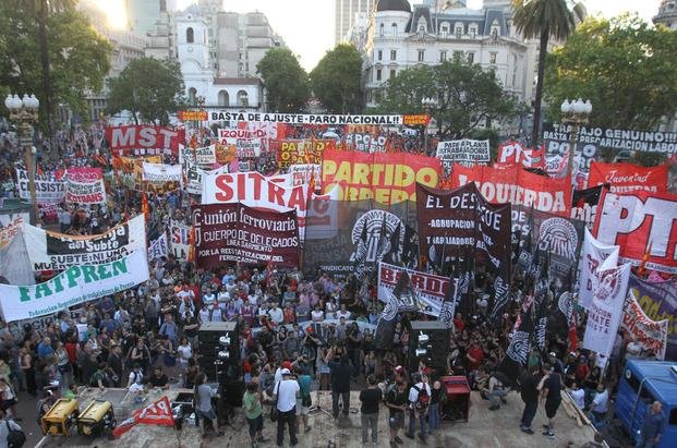 Reclamo contra el “ajuste” en la marcha por las muertes de 2001