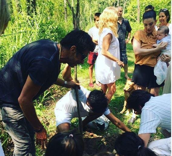 En una ceremonia, Juana Repetto plantó su placenta junto a un árbol