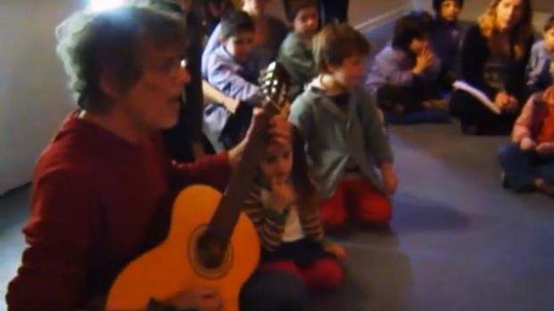 Spinetta eterno: un video cantando en un jardín de infantes emociona en la web