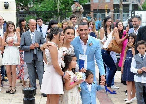 Tevez se animó a cantar cumbia en su casamiento
