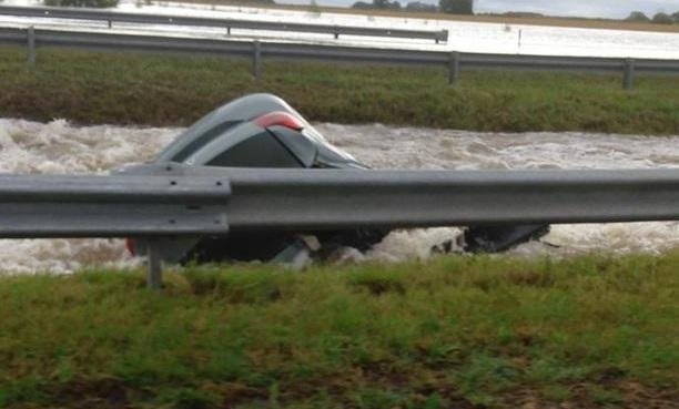 Ramallo: murió al caer con su auto en un arroyo, en medio de la tormenta