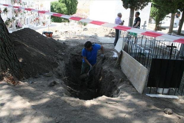 Córdoba: investigan fosas comunes por venta de restos humanos
