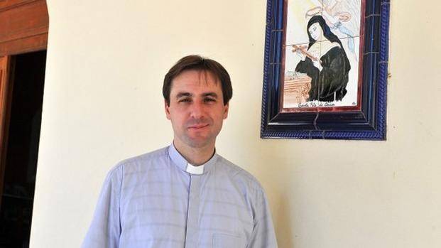 Córdoba: un sacerdote abandona los hábitos para ejercer su paternidad