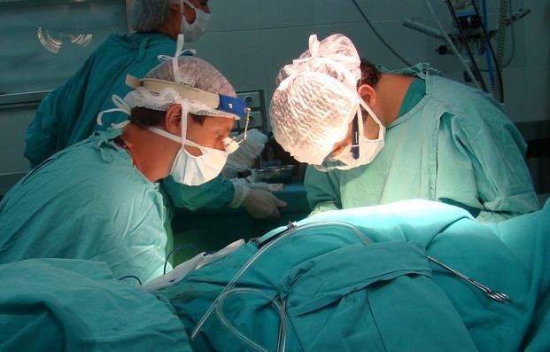 Detienen a cirujano plástico cuando se operaba para alargar su pene