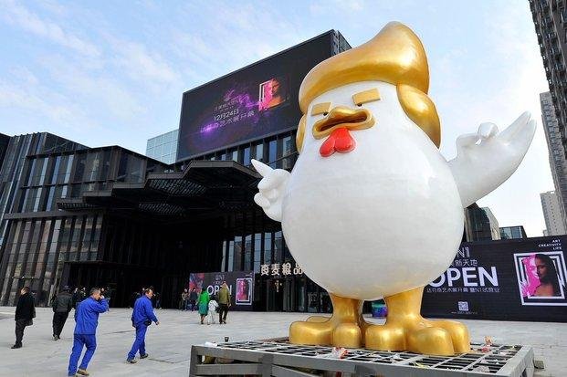 Gigantesca estatua de un pollo que se parece a Donald Trump