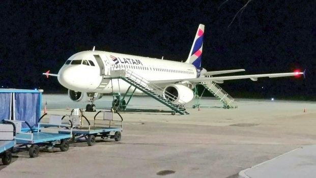 Hizo una broma sobre el vuelo en el que viajaba su suegra y quedó detenido