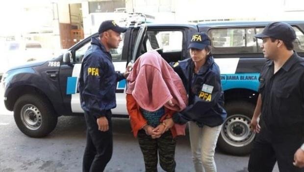 Una mujer fue detenida acusada de prostituir a sus tres hijas menores de edad