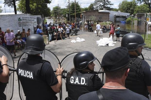 Una protesta de vecinos inundados terminó en incidentes con la policía