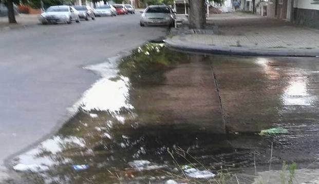 Agua estancada en 55 y 30