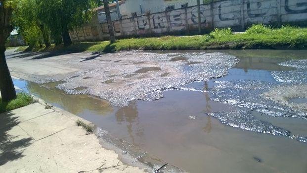 Baches y desborde cloacal: pésimo 
estado de una calle de Berisso