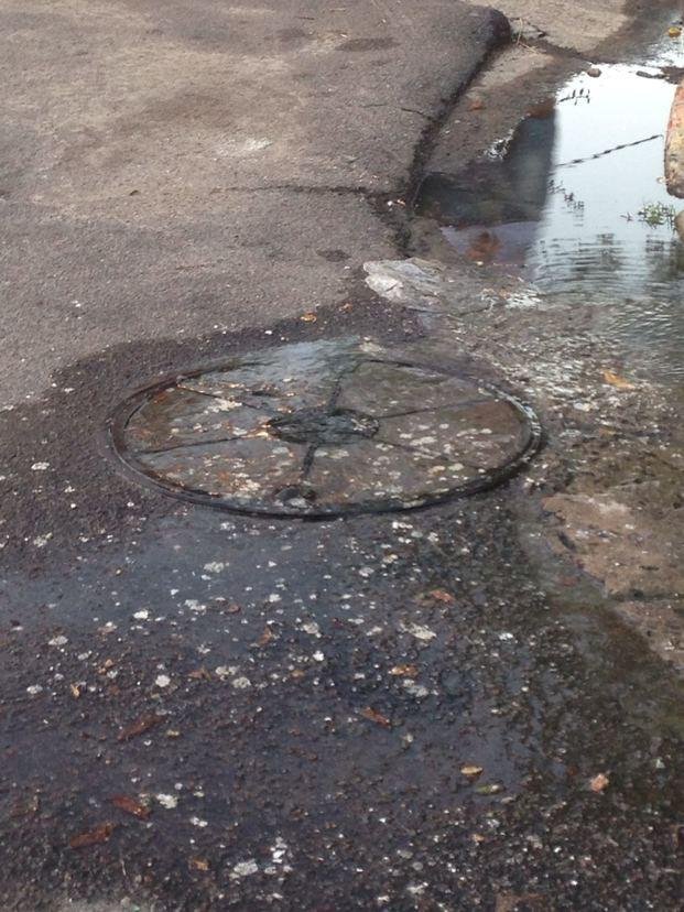 Denuncian desborde cloacal en 
pleno centro de City Bell