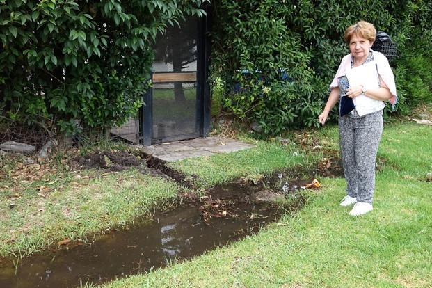 Desborde cloacal invade a los vecinos de 13 y 84