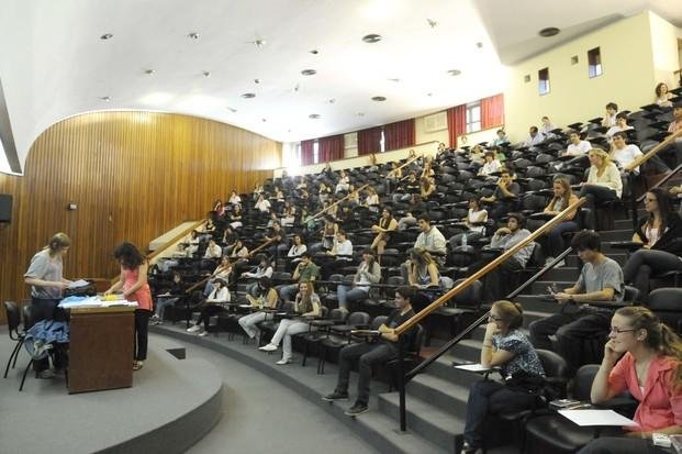 Los más de 3.000 ingresantes de Medicina, a clases en enero