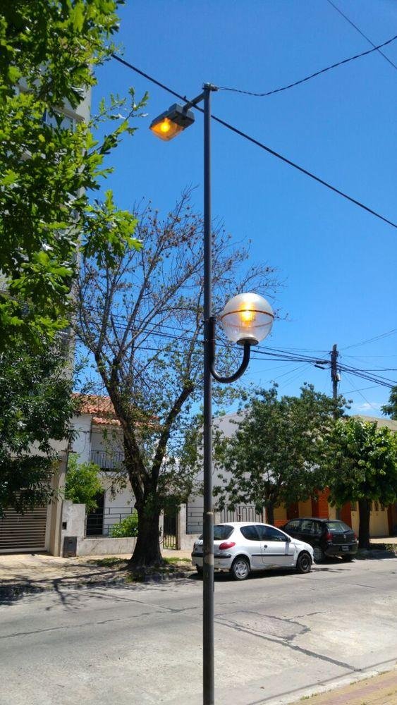 Luminaria encendida a plena luz del día en 24, 61 y 62