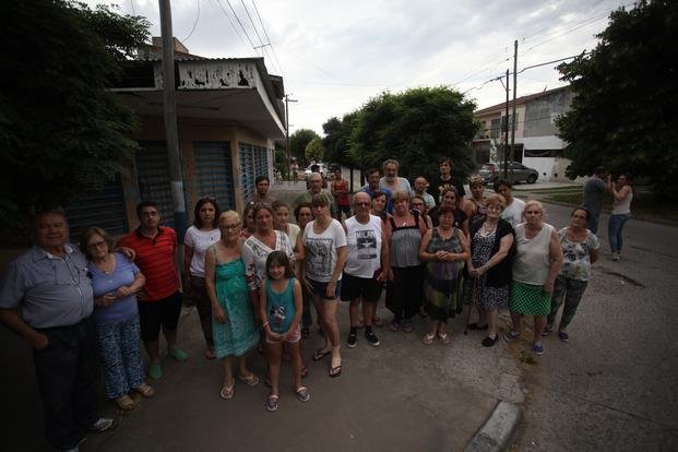 Un barrio de Los Hornos salió a reclamar por la falta de agua
