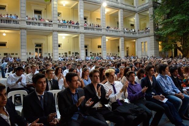 Un emotivo acto en el colegio Nacional para una nueva promoción de egresados