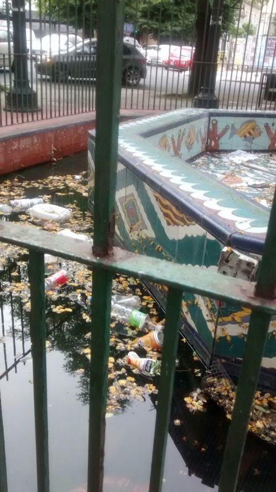 Una emblemática fuente platense luce abandonada