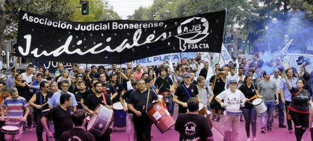 Convocan a médicos y judiciales por salarios