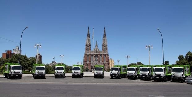 Garro presentó una nueva flota de camiones recolectores de residuos