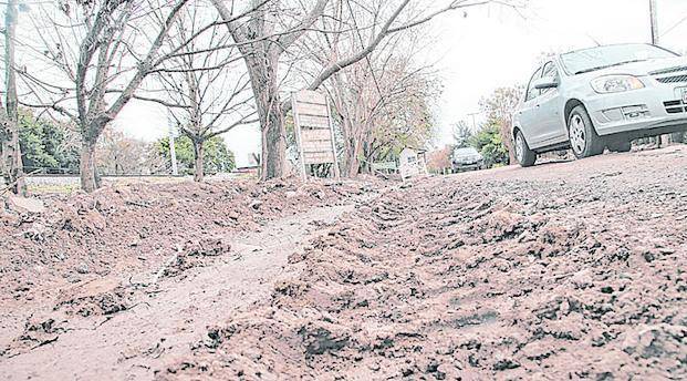 Calles rotas y falta de luz en El Quimilar