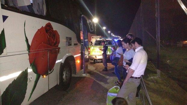 Autopista: atacaron a un colectivo 
con pasajeros platenses