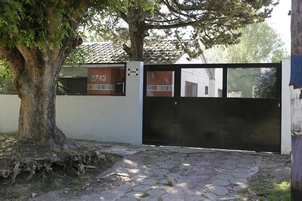 Balearon a dos jóvenes en la puerta de su casa de Gonnet
