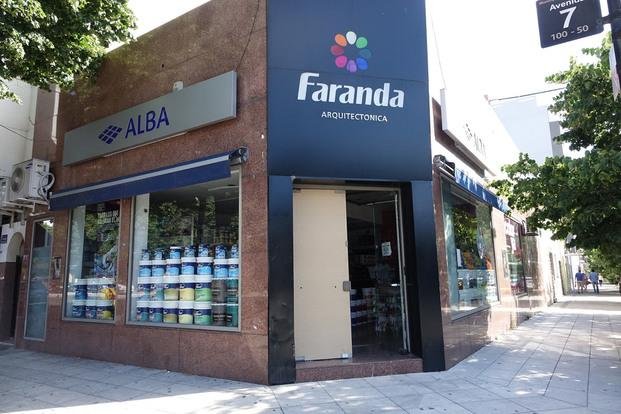De madrugada, en 7 y 33 destrozaron el blíndex de una pinturería