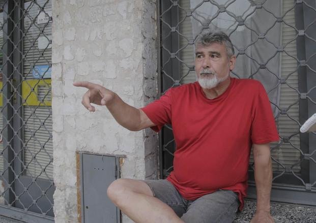 Defendió a una chica en un robo y recibió un tiro en la espalda