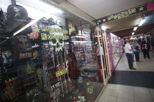 En una galería céntrica, robaron en tres comercios y dañaron otro