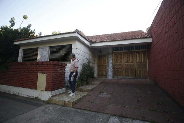 Encapuchados redujeron a un jubilado y a su hijo
