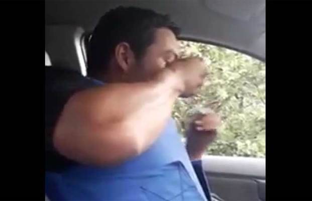 VIDEO: filman a un policía mientras se drogaba en el patrullero