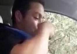 Filmaron a un policía aspirando cocaína dentro de un patrullero