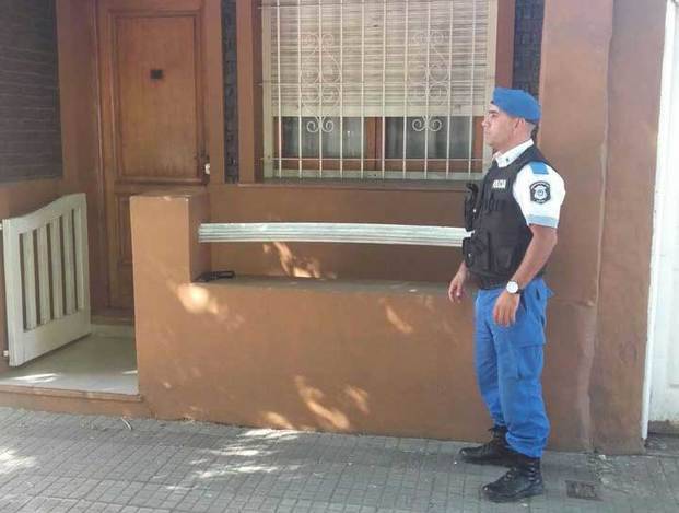 Hallaron un arma con 11 proyectiles en la pared de una casa de 117 y 67