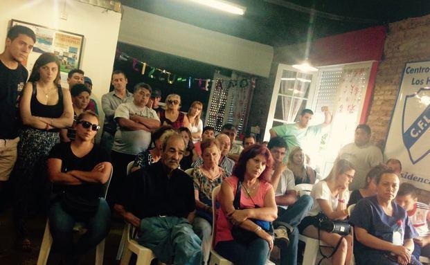 Los vecinos de Los Hornos se reúnen con autoridades policiales