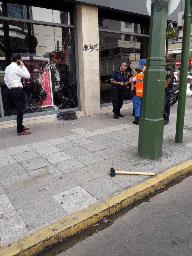 Robaron $650.000 de un banco usando una maza