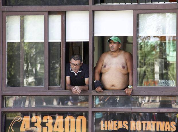 Se atrincheró con rehenes en su ex trabajo para reclamar una deuda