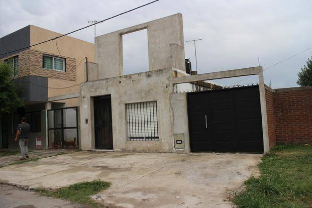 Tres delincuentes maniataron y asaltaron a un jubilado en su casa de Los Hornos