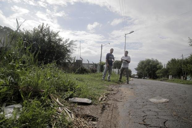 Un joven baleado buscó refugio en una casa y lo echaron a palazos