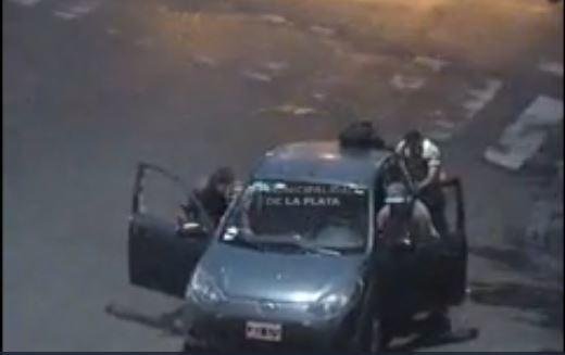 Video: detienen a cuatro adolescentes cuando intentaban robar un auto