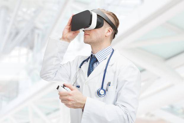 Anteojos de realidad virtual para mejorar la movilidad de las manos