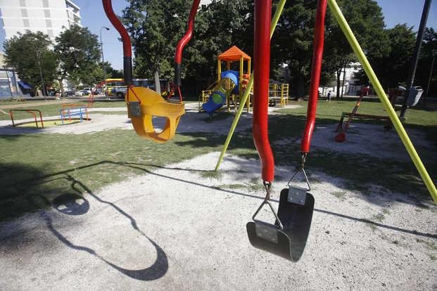 En parques y plazas, los juegos adaptados todavía brillan por su ausencia