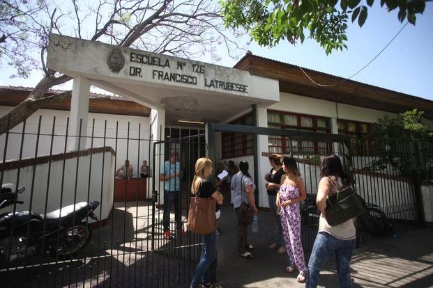 Padres denuncian intoxicación en la Escuela 126