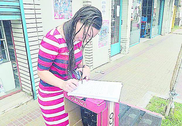 Siguen juntando firmas por la falta de agua en Tolosa
